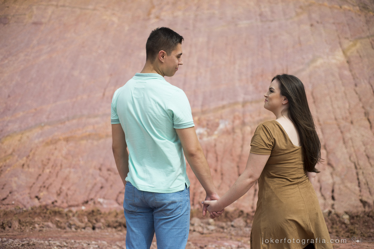 ensaio pré wedding em lugar diferente montanhas de argila rosa