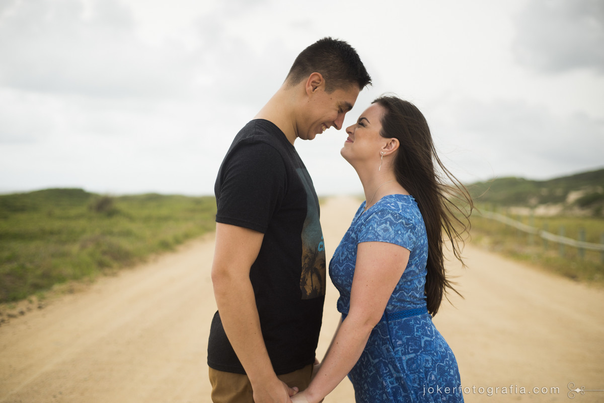 fazendo um ensaio de casal em são francisco do sul encontramos este lugar, uma estrada de chão com uma reta infinita!