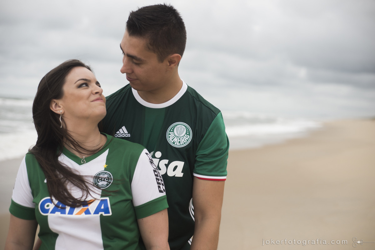 ensaio de casal com camisetas de time palmeiras e coritiba