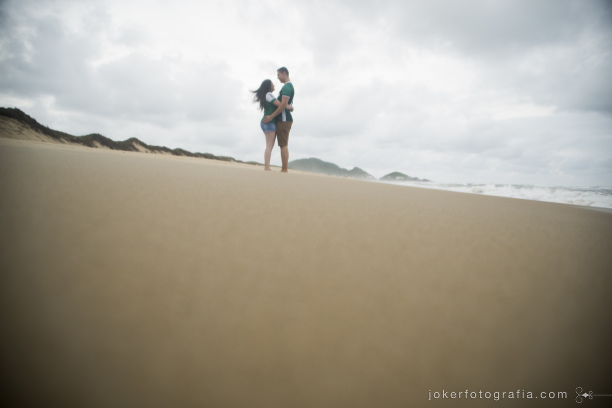 ensaio pré-wedding em praia deserta de santa catarina