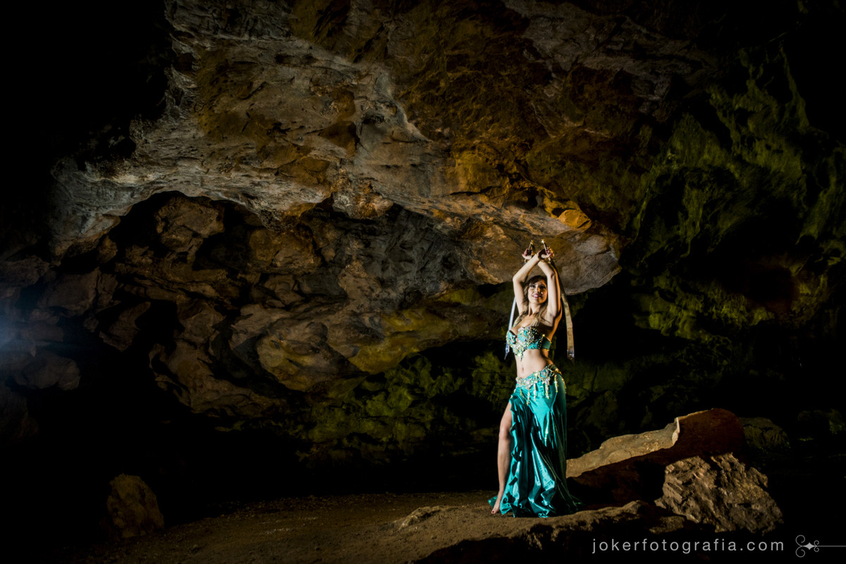 book fotográfico profissional de dança do ventre diferente foi feito em uma gruta