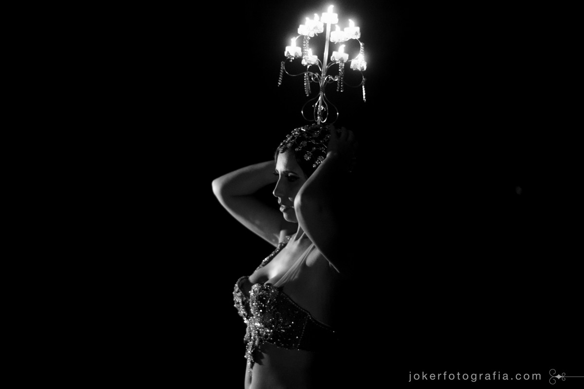 o candelabro é um dos acessórios para dança do ventre e ficou lindo nas fotos em estúdio do book da dançarina