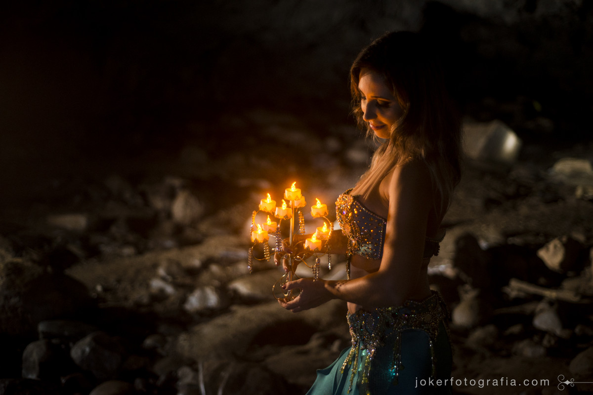 já pensou em fazer seu book em uma locação diferente? esta dançarina teve a idéia de fotografar em uma gruta em colombo!
