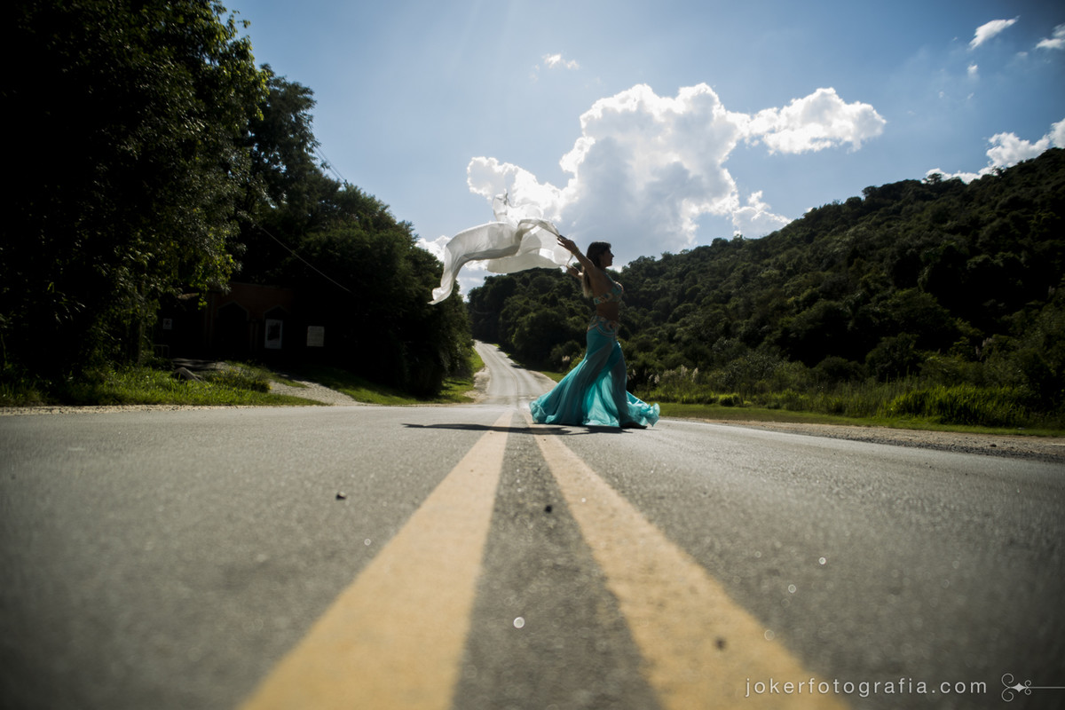 a dançarina atravessa a rua e faz ensaio fotográfico com o tema dança do ventre