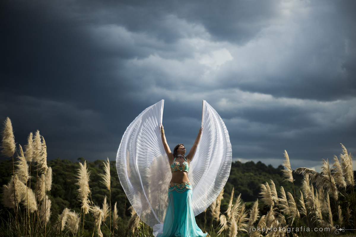 melhor fotógrafo de curitiba faz retratos surreais de dançarina com asas parecendo um anjo