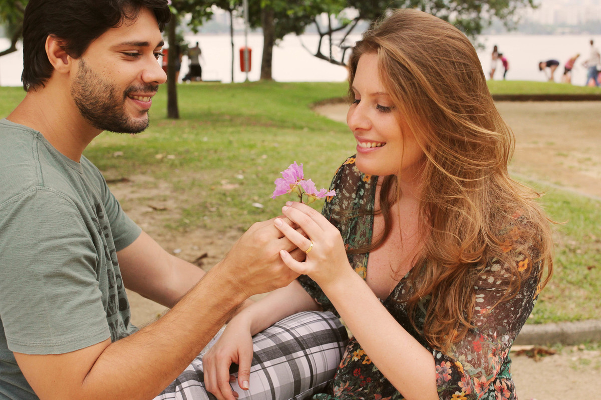 ensaio lagoa, casal na lagoa, ensaio divertido, ensaio casal rio de janeiro, fotos divertidas, fotografo casal, fotografo casamento, lago, rio de janeiro