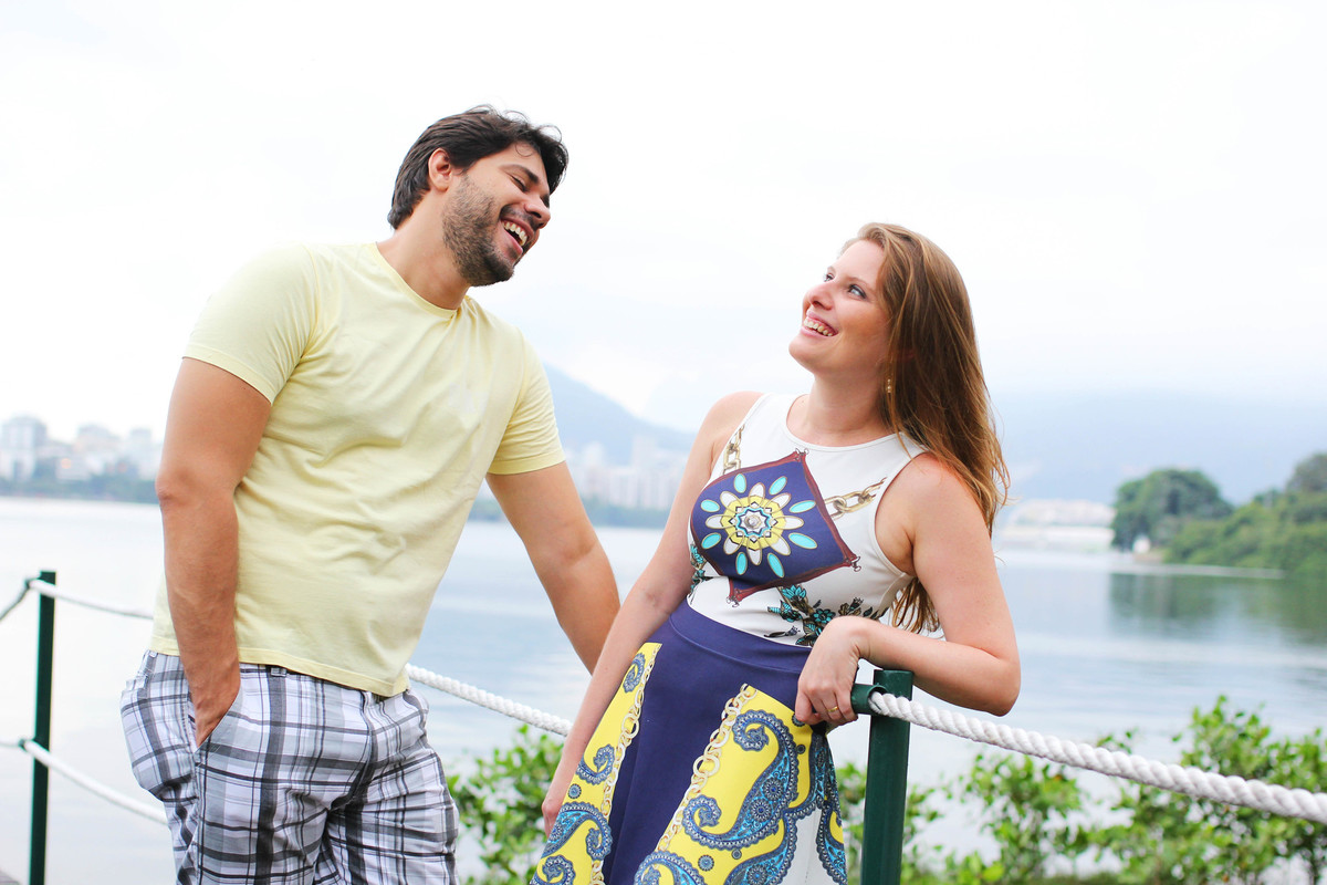 ensaio lagoa, casal na lagoa, ensaio divertido, ensaio casal rio de janeiro, fotos divertidas, fotografo casal, fotografo casamento, lago, rio de janeiro