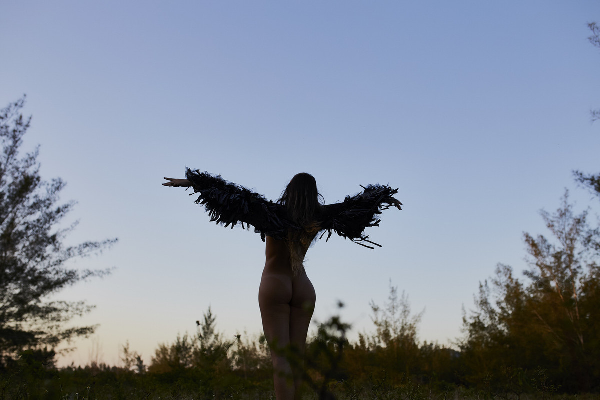 mulher nua com asas, mulher com asas, mulher que voa, fotos diferentes, fotografia artistica, nu artistico