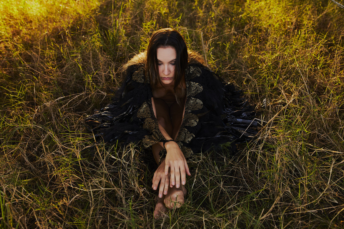 retrato sensual na floresta, foto diferente, ensaio nu, nu artistico, mulher voando, asas figurino, fotografia nu, fotos artisticas