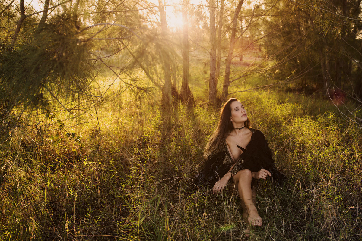 retrato sensual na floresta, foto diferente, ensaio nu, nu artistico, mulher voando, asas figurino, fotografia nu, fotos artisticas