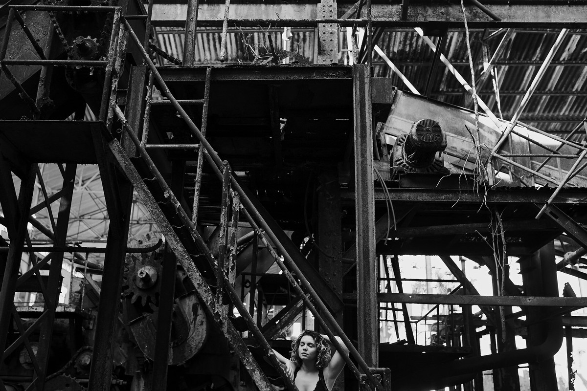 ensaio fotografico local abandonado, usina, usina abandonada, book diferente, fotografia diferente, foto pb, ensaio preto e branco, ensaio pb, fotos campos, campos dos goytacazes, ale queiroz