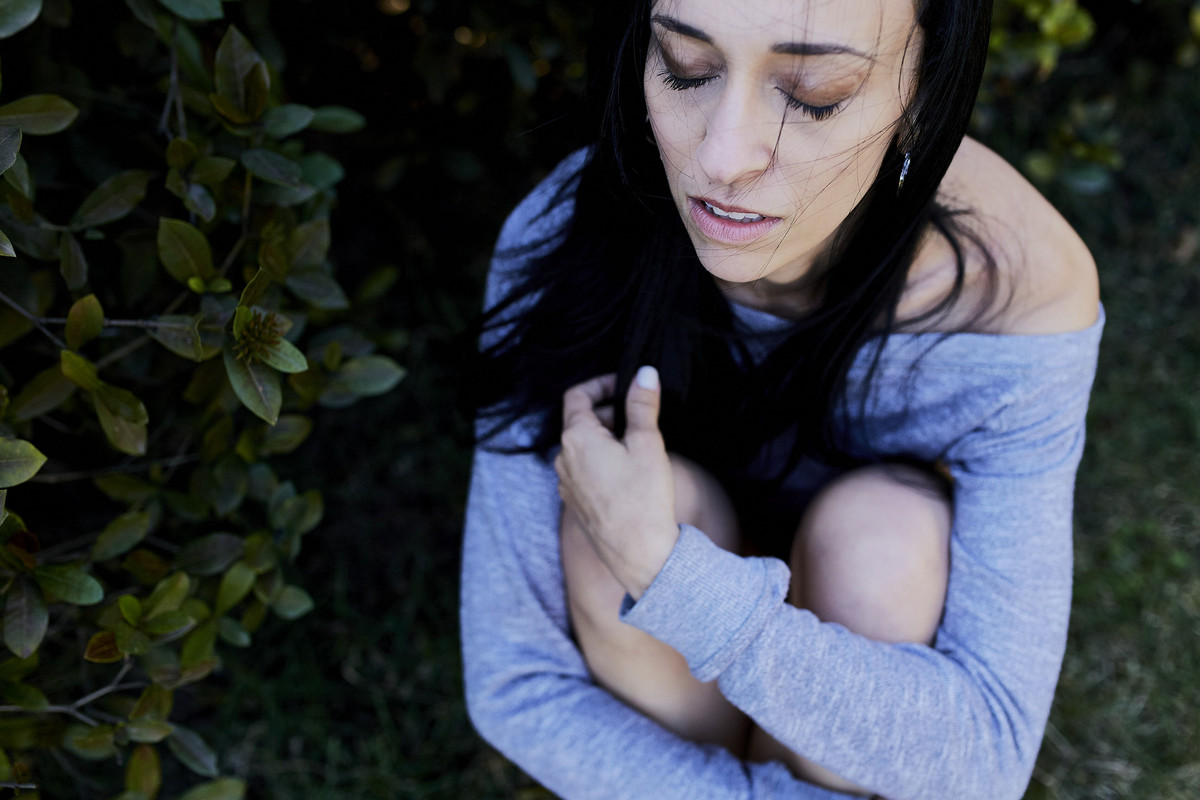 ensaio, ensaio fotografico barra, barra da tijuca, fotografo barra da tijuca, fotografa feminina, retrato feminino, ensaio no campo, foto com verde, flores,ale queiroz