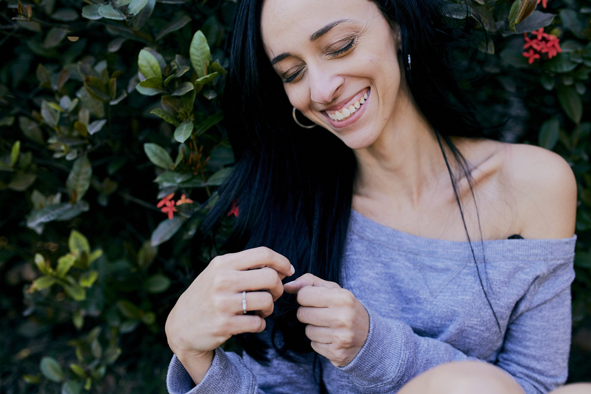 ensaio, ensaio fotografico barra, barra da tijuca, fotografo barra da tijuca, fotografa feminina, retrato feminino, ensaio no campo, foto com verde, flores,ale queiroz