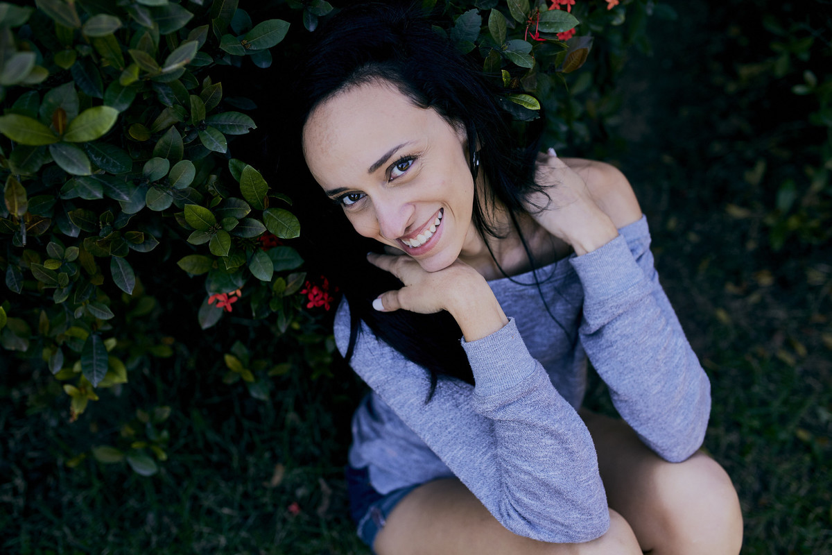 ensaio, ensaio fotografico barra, barra da tijuca, fotografo barra da tijuca, fotografa feminina, retrato feminino, ensaio no campo, foto com verde, flores,ale queiroz