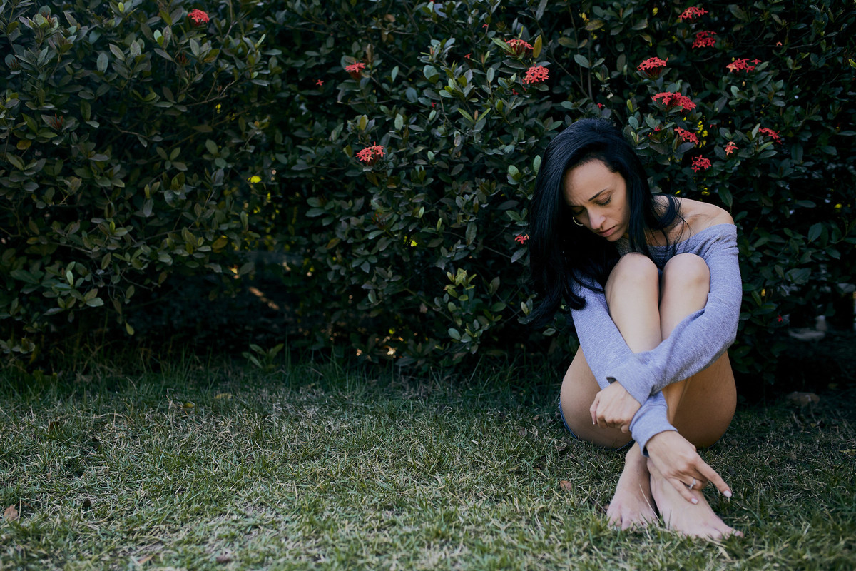 ensaio, ensaio fotografico barra, barra da tijuca, fotografo barra da tijuca, fotografa feminina, retrato feminino, ensaio no campo, foto com verde, flores,ale queiroz