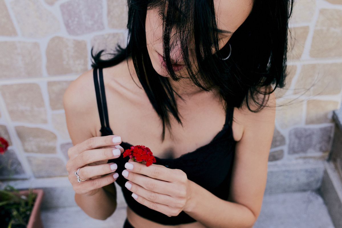 ensaio, ensaio fotografico barra, barra da tijuca, fotografo barra da tijuca, fotografa feminina, retrato feminino, ensaio no campo, foto com verde, flores,ale queiroz