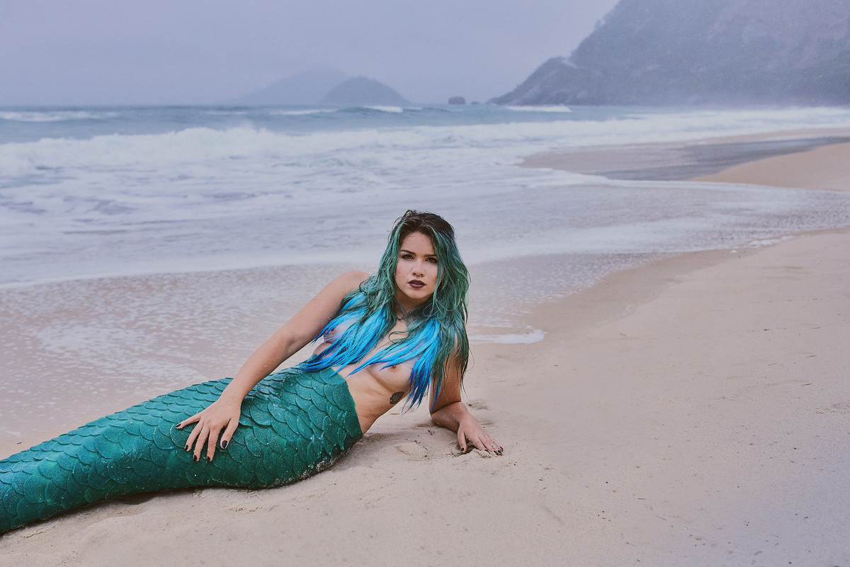 sereia na praia