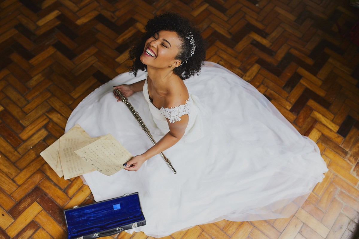 noiva com instrumento musical