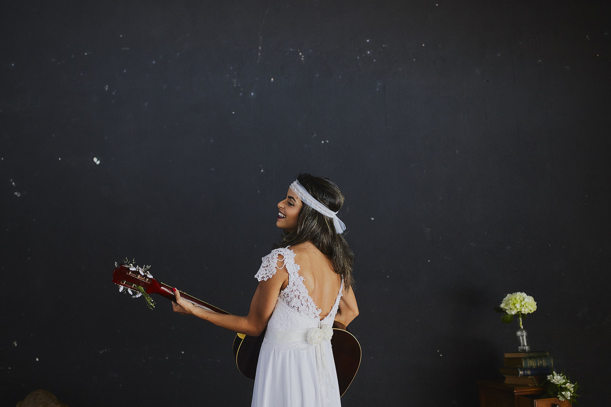 noiva tocando violão