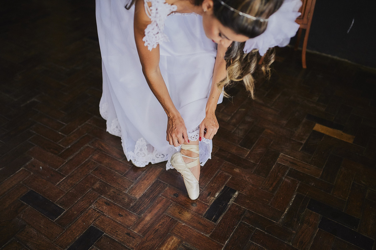 noiva com sapatilha de ballet
