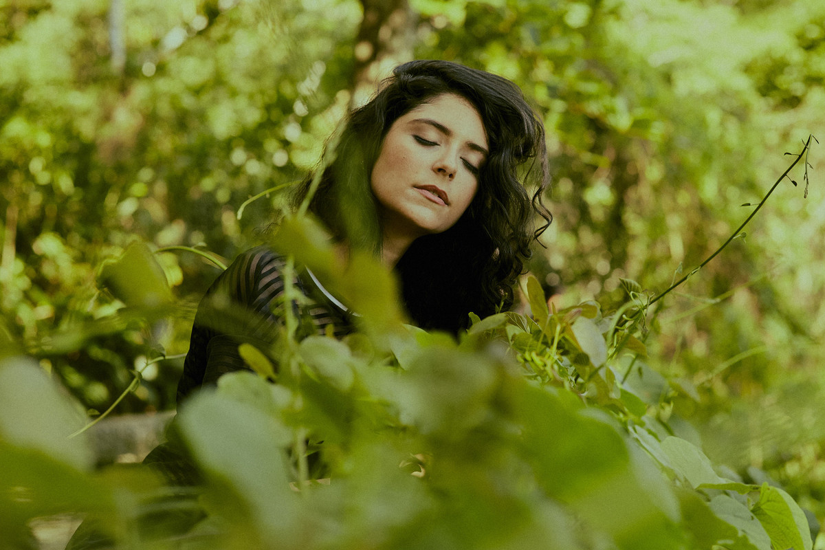 mulher com folhas verdes