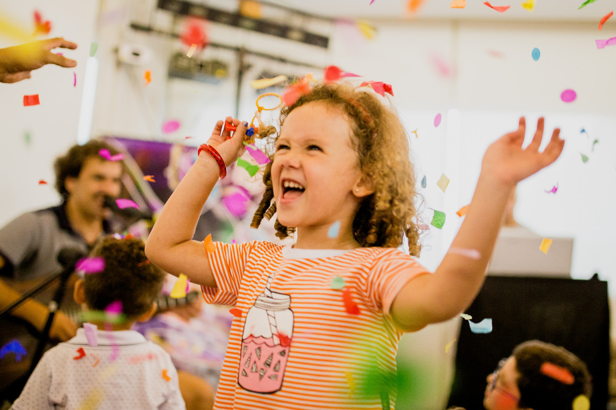 festa com serpentina infantil criança pulando brincadeiras aniversario um aniho fotografia festinha