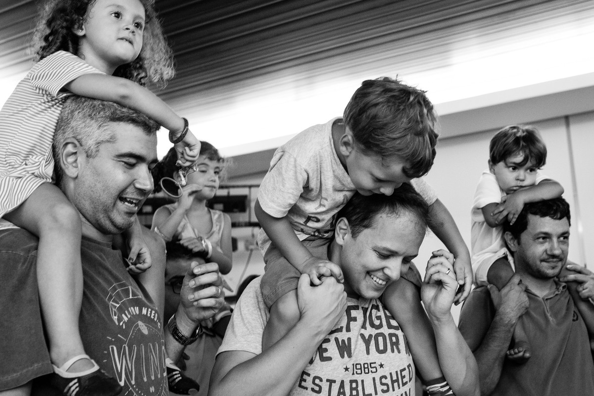 pula pula festa infantil criança sorrindo brincadeira fotografia rio de janeiro ale queiroz fotos de aniversario hora do bolo parabens