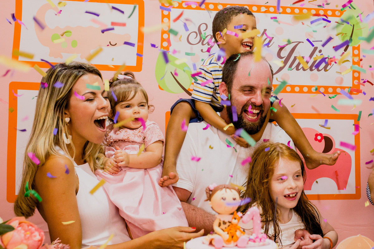 pula pula festa infantil criança sorrindo brincadeira fotografia rio de janeiro ale queiroz fotos de aniversario hora do bolo parabens