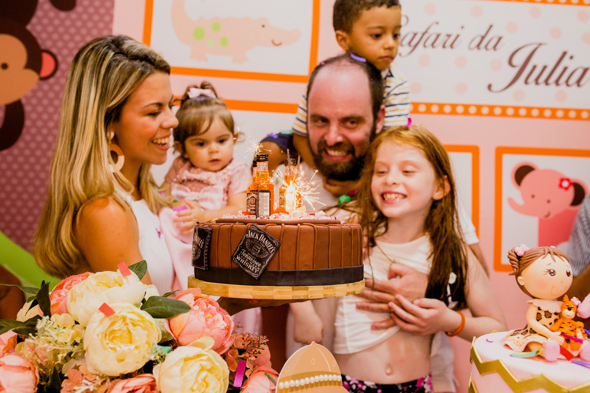 pula pula festa infantil criança sorrindo brincadeira fotografia rio de janeiro ale queiroz fotos de aniversario hora do bolo parabens