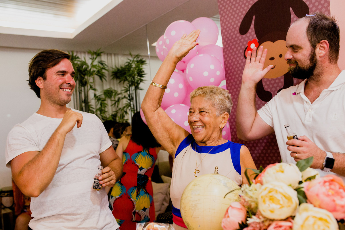 pula pula festa infantil criança sorrindo brincadeira fotografia rio de janeiro ale queiroz fotos de aniversario hora do bolo parabens