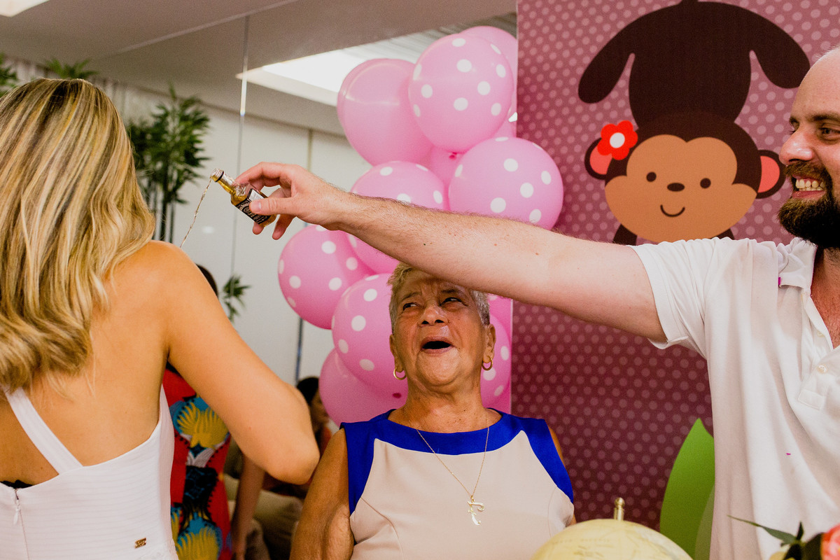 pula pula festa infantil criança sorrindo brincadeira fotografia rio de janeiro ale queiroz fotos de aniversario hora do bolo parabens