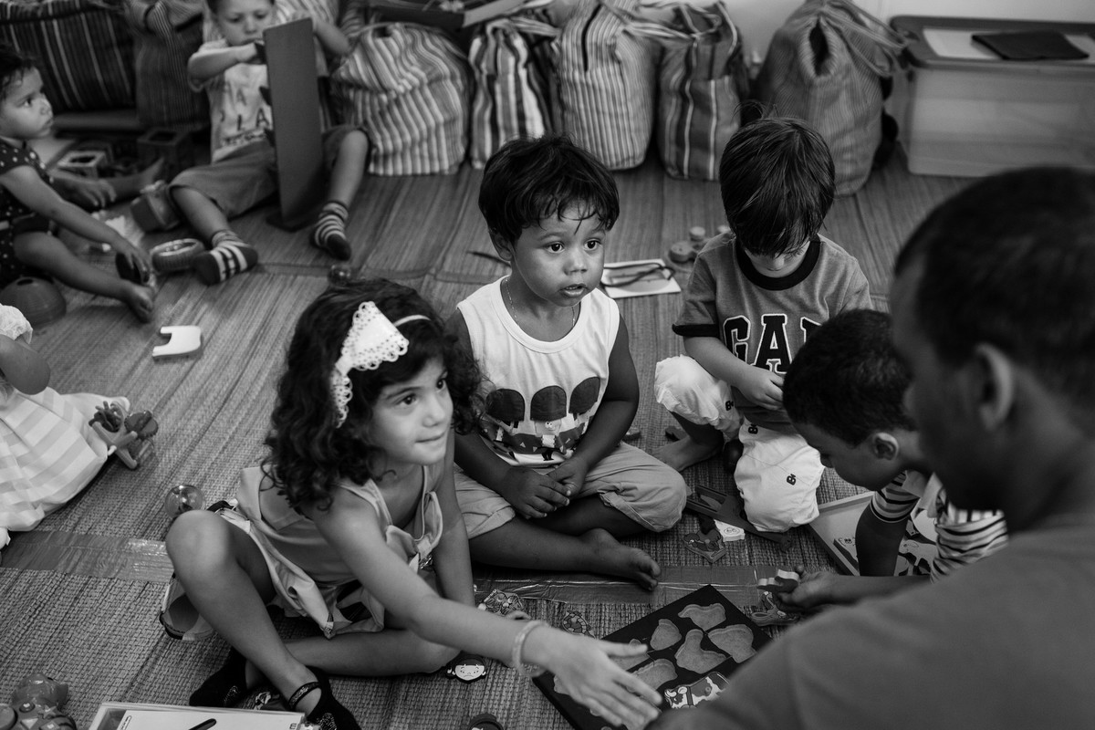 festa com serpentina infantil criança pulando brincadeiras aniversario um aniho fotografia festinha ale queiroz fotografia