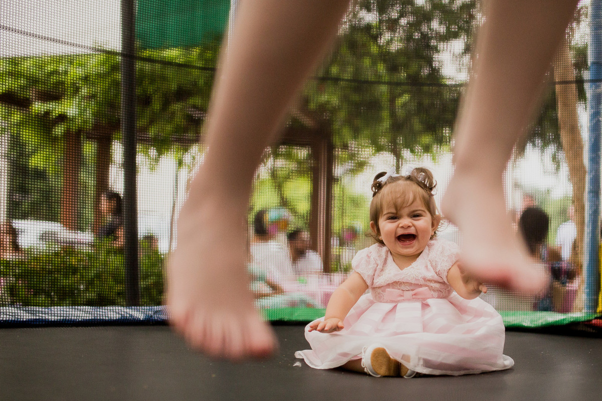 pula pula festa infantil criança sorrindo brincadeira fotografia rio de janeiro ale queiroz fotos de aniversario cor de rosa