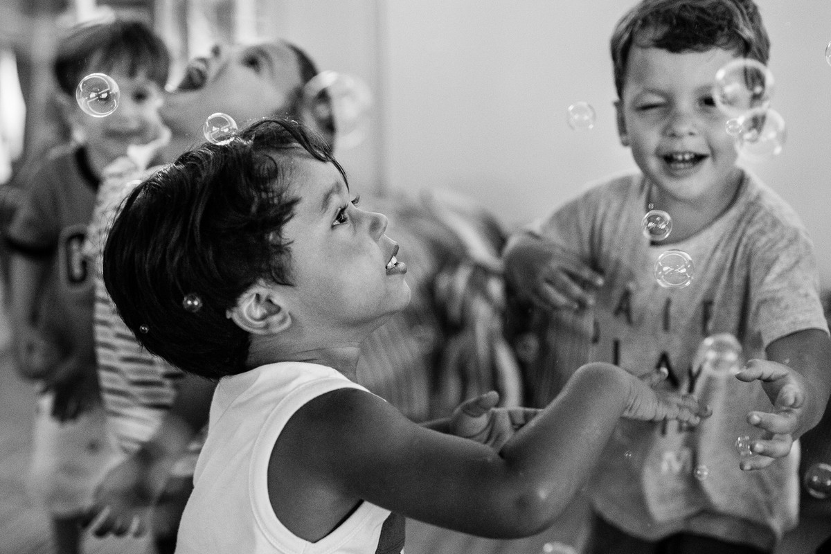 pula pula festa infantil criança sorrindo brincadeira fotografia rio de janeiro ale queiroz fotos de aniversario cor de rosa