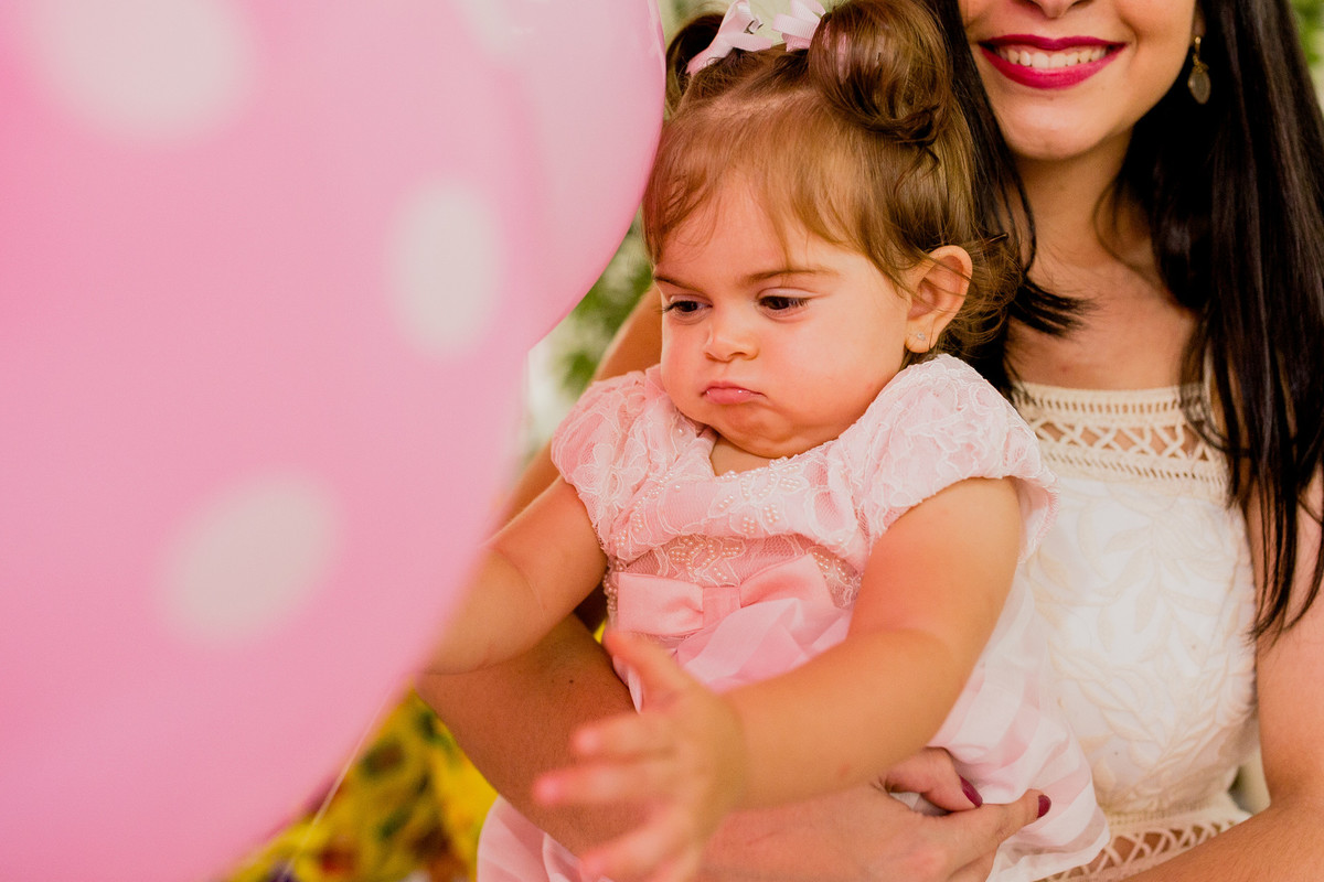 festa com serpentina infantil criança pulando brincadeiras aniversario um aniho fotografia festinha