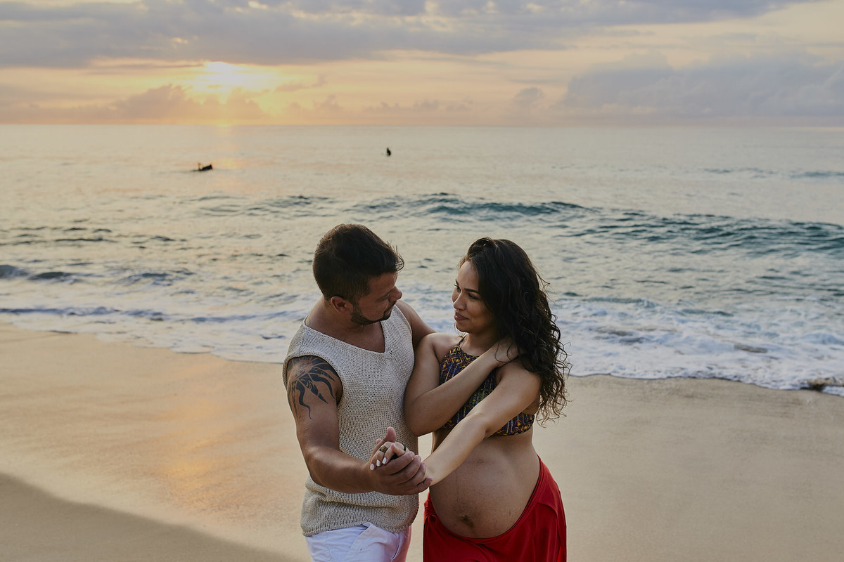 casal dançando na praia