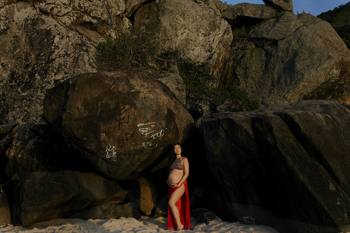 gestante nas pedras praia rio de janeiro fotografia de gestante
