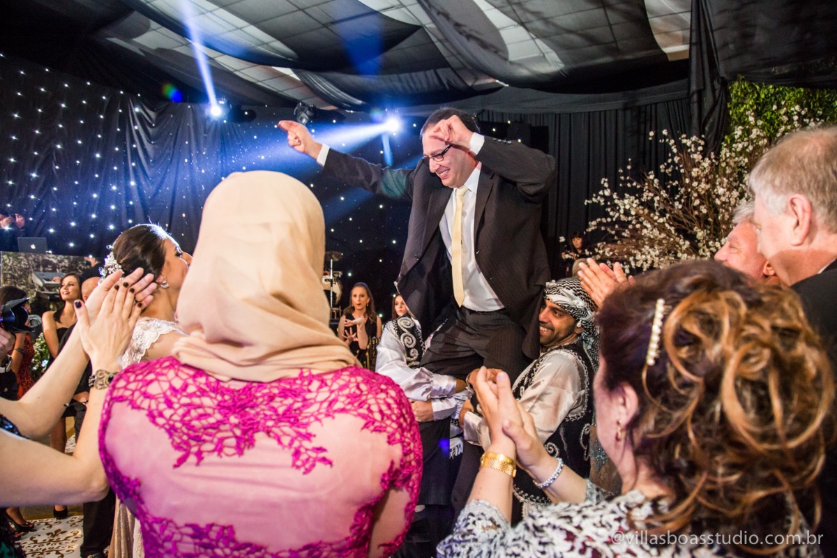 Decoração Trópicos Buffet, aniversario Nermin Saadi, clube de campo de mogi das cruzes, 15 anos, byclara doces finos, entrada e dança da debutante, dança dos convidados, irmão dança típica libanesa