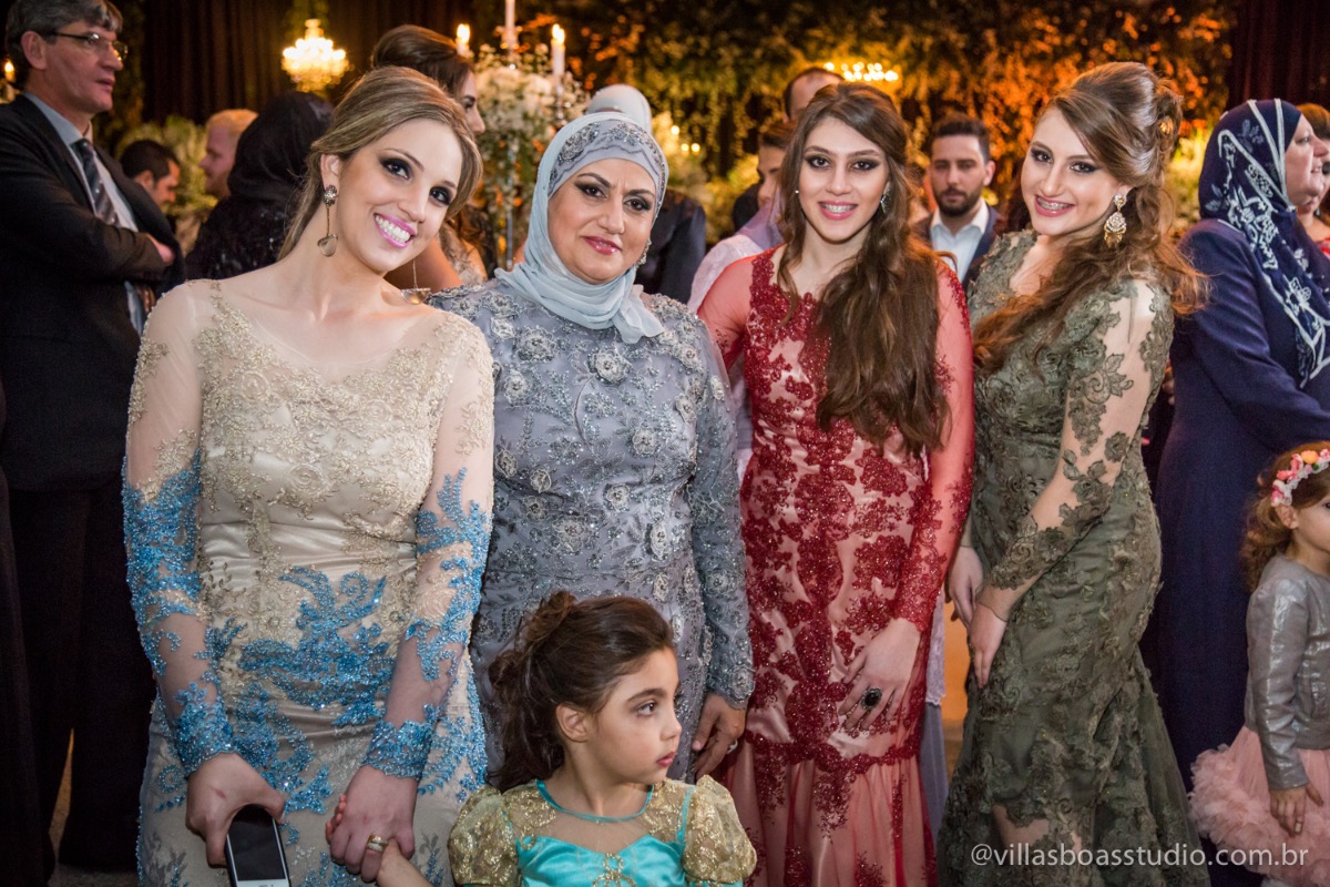 Decoração Trópicos Buffet, aniversario Nermin Saadi, clube de campo de mogi das cruzes, 15 anos, byclara doces finos, entrada e dança da debutante, dança dos convidados, entrada da debutante, mae e irmãs da debuta