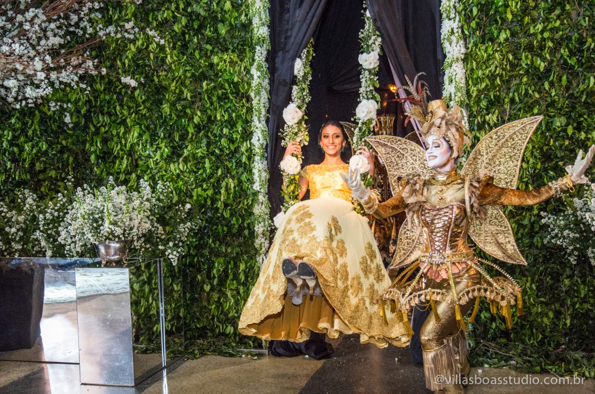 Decoração Trópicos Buffet, aniversario Nermin Saadi, clube de campo de mogi das cruzes, 15 anos, byclara doces finos, entrada e dança da debutante, dança dos convidados, entrada da debutante
