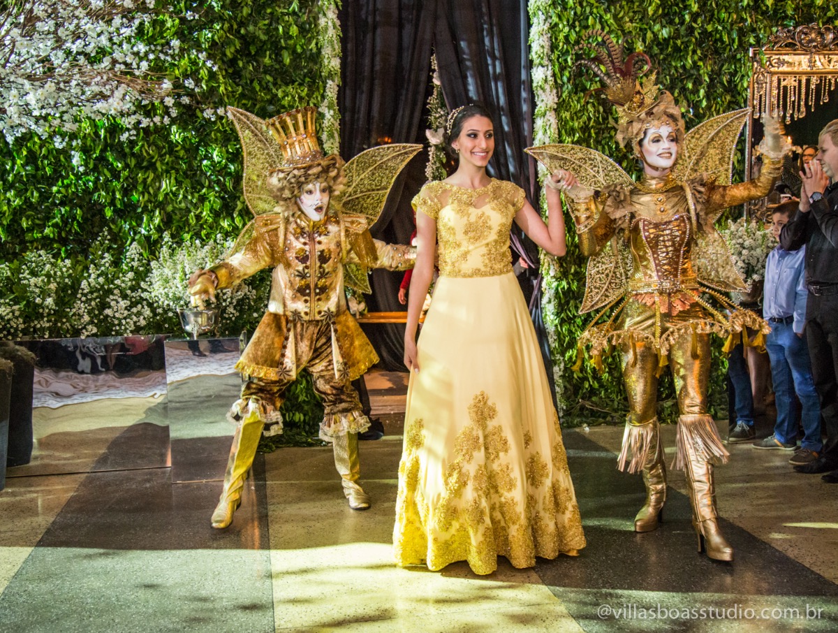 Decoração Trópicos Buffet, aniversario Nermin Saadi, clube de campo de mogi das cruzes, 15 anos, byclara doces finos, entrada e dança da debutante, dança dos convidados, entrada da debutante