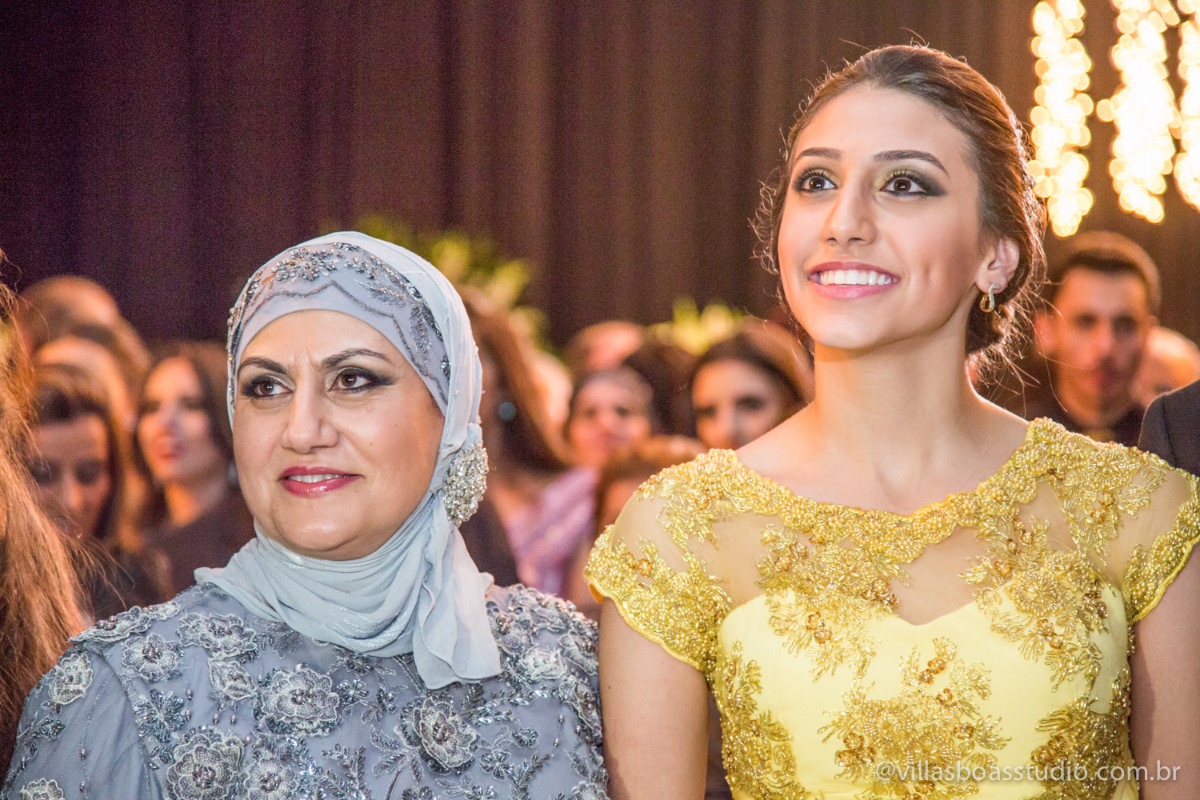 Decoração Trópicos Buffet, aniversario Nermin Saadi, clube de campo de mogi das cruzes, 15 anos, byclara doces finos, entrada e dança da debutante, retrospectiva, olhar atento das irmãs e dos pais