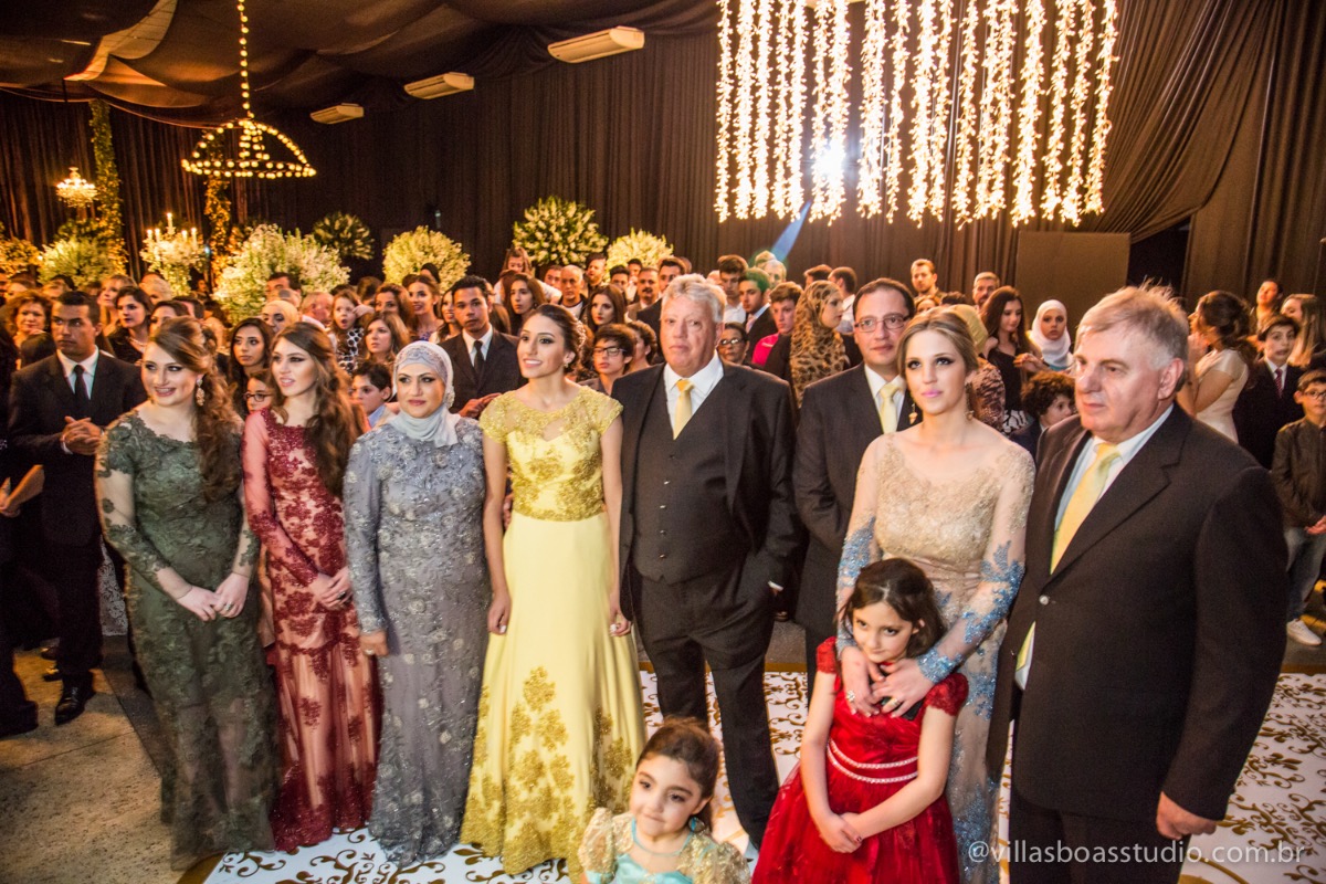 Decoração Trópicos Buffet, aniversario Nermin Saadi, clube de campo de mogi das cruzes, 15 anos, byclara doces finos, entrada e dança da debutante, retrospectiva, olhar atento das irmãs e dos pais