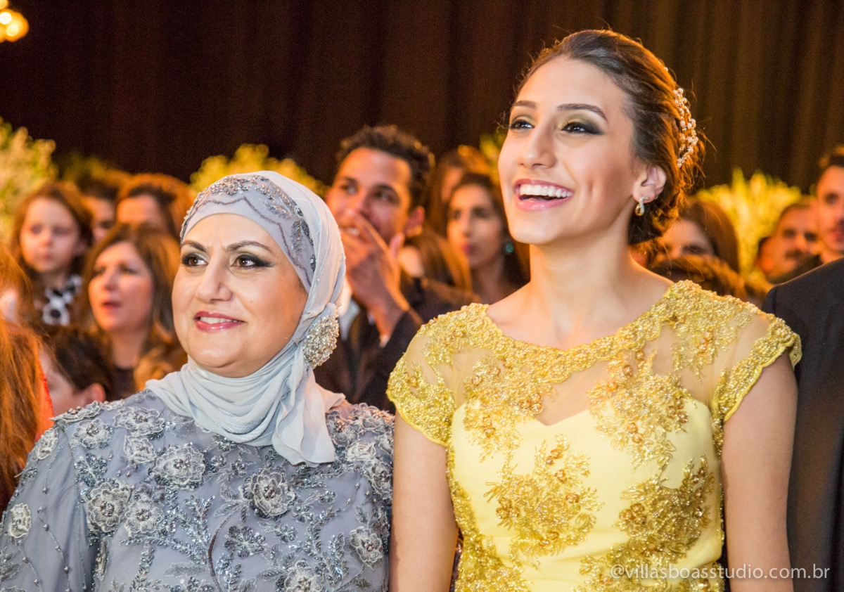 Decoração Trópicos Buffet, aniversario Nermin Saadi, clube de campo de mogi das cruzes, 15 anos, byclara doces finos, entrada e dança da debutante, retrospectiva, olhar atento das irmãs e dos pais