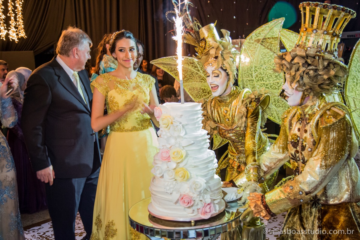 Decoração Trópicos Buffet, aniversario Nermin Saadi, clube de campo de mogi das cruzes, 15 anos, byclara doces finos, entrada e dança da debutante, retrospectiva, olhar atento das irmãs e dos pais, bolo da debutante, par