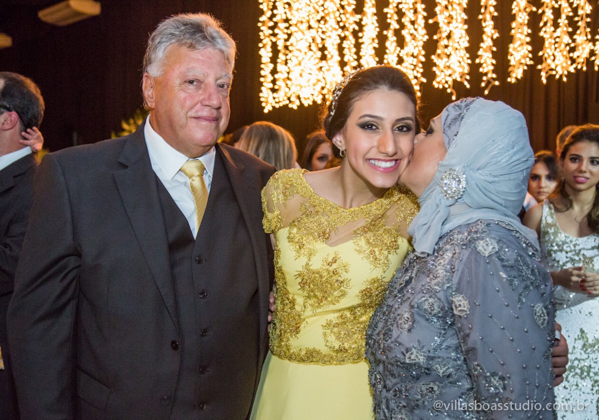 Decoração Trópicos Buffet, aniversario Nermin Saadi, clube de campo de mogi das cruzes, 15 anos, byclara doces finos, entrada e dança da debutante, retrospectiva, olhar atento das irmãs e dos pais