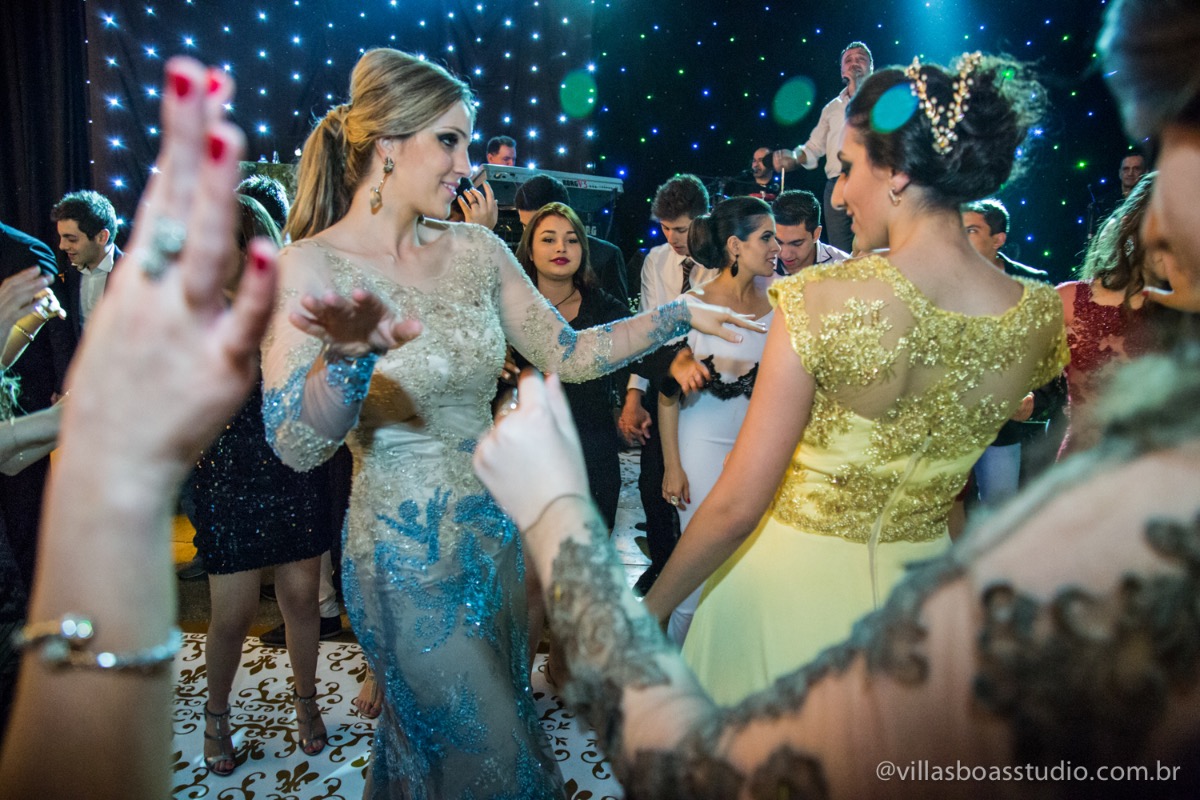Decoração Trópicos Buffet, aniversario Nermin Saadi, clube de campo de mogi das cruzes, 15 anos, byclara doces finos, entrada e dança da debutante, dançando com a cunhada