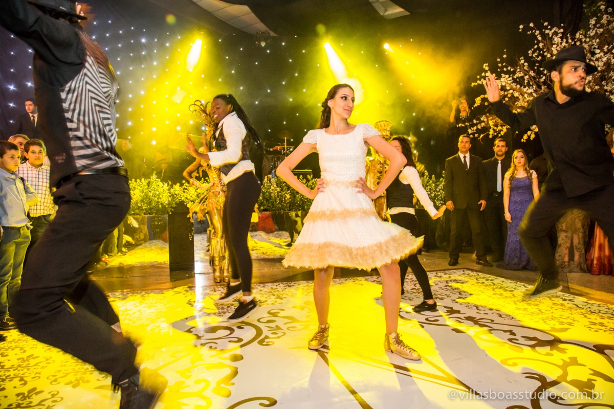 Decoração Trópicos Buffet, aniversario Nermin Saadi, clube de campo de mogi das cruzes, 15 anos, byclara doces finos, entrada e dança da debutante, dançando para os convidados.