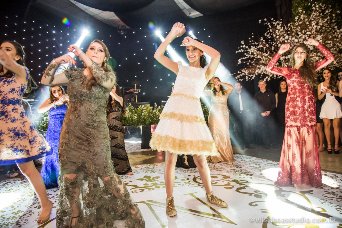 Decoração Trópicos Buffet, aniversario Nermin Saadi, clube de campo de mogi das cruzes, 15 anos, byclara doces finos, entrada e dança da debutante, dançando para os convidados.