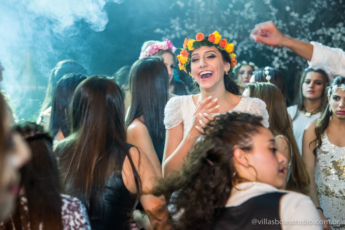 Decoração Trópicos Buffet, aniversario Nermin Saadi, clube de campo de mogi das cruzes, 15 anos, byclara doces finos, entrada e dança da debutante, dançando para os convidados, dançando com a galera